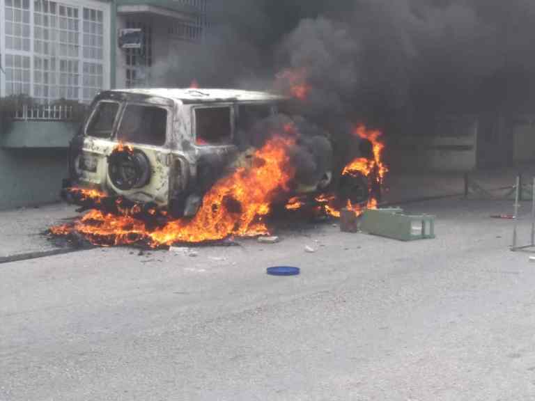 Un véhicule de service de l'État incendié par des protestataires