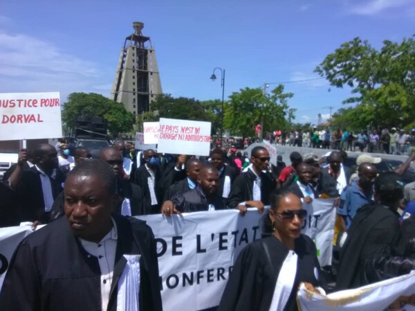 Des membres de l'appareil judiciaire des étudiants et des militants ont exigé Justice pour Me DORVAL et Grégory Saint-Hilaire