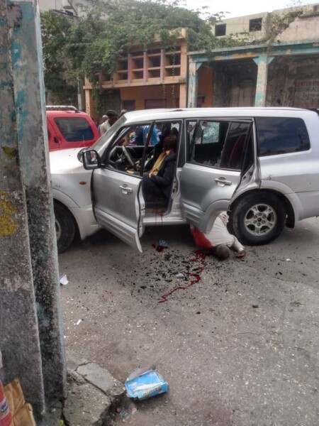 Trois personnes assassinées à bord d'un véhicule DID PAJERO en plein coeur de la capitale haitienne 1 3 Avocats assassinés cet après-midi par balles à bord d'un véhicule MITSUBISHI à Port-au-Prince