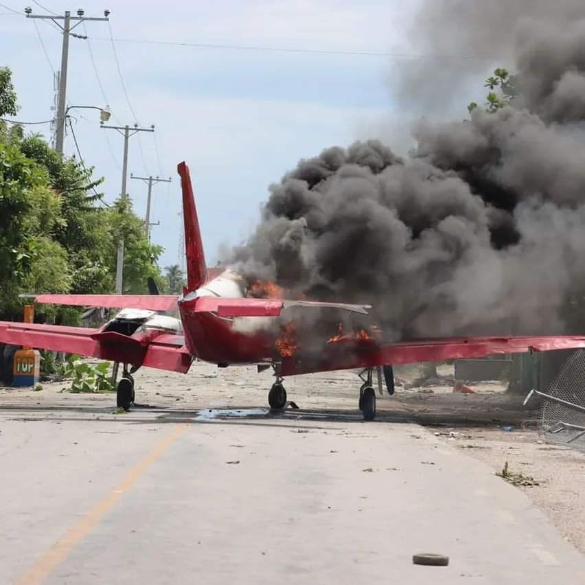 Un petit avion incendié lors d’une manifestation contre l’insécurité dans les villes aux cayes 1 Un petit avion incendié lors d’une manifestation contre l’insécurité dans les villes aux cayes