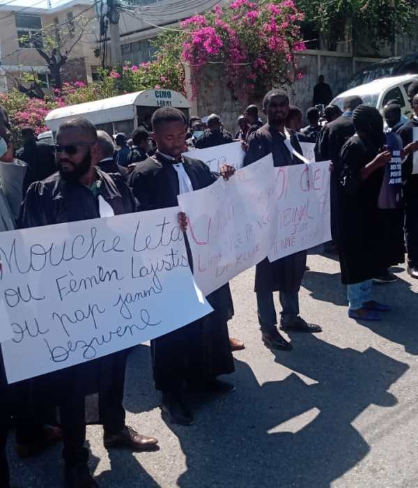 Sit-in des avocats du Barreau de Port-au-Prince devant la résidence officielle du Premier Ministre
