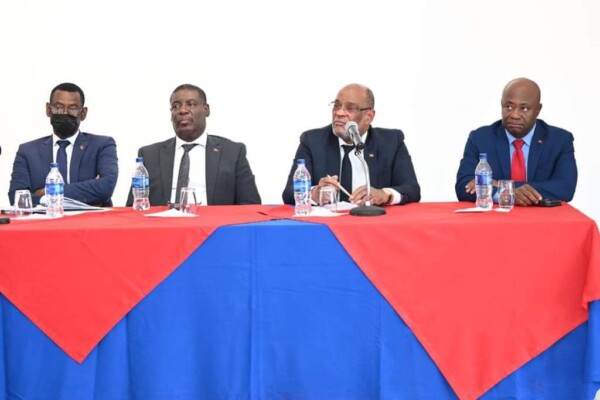 Le premier ministre Ariel Henry a rencontré les représentants des associations syndicales des chauffeurs de motos-taxis autour de la crise de carburant 1 Le premier ministre Ariel Henry a rencontré les représentants des associations syndicales des chauffeurs de motos-taxis autour de la crise de carburant